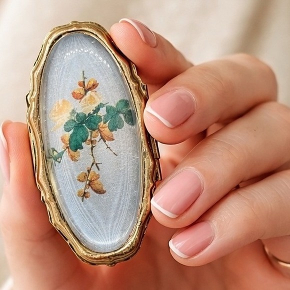 Vintage Accessories - Glove Holder Clip Vintage Gold Tone Floral Hinged Compact Mirror Hong Kong MCM